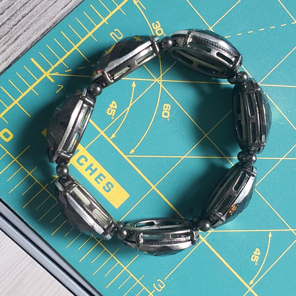 Bracelet. Elastic. Smoke-colored glass beads.